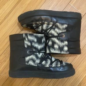 Moncler printed Fanny snow boot size 11. Near excellent condition!